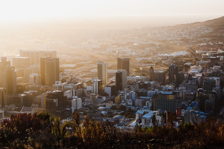 Stadtbild von Kapstadt bei Sonnenaufgang, hohe Gebäude im Zentrum der Stadt