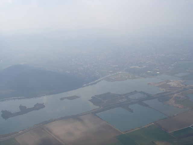 Auf dem Flug nach Eschwege überfliegt man den Werratalsee.In der Mitte ,leicht rechts kann man den Campingplatz direkt am See erkennen,dahinter liegt Eschwege