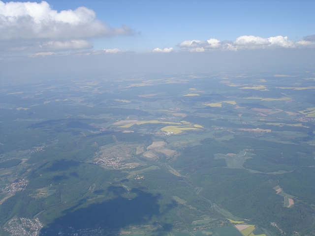 Von Aue aus kommend bin ich später über Kella geflogen.Man kann ganz gut den Kessel erkennen und die ehemalige Grenzschneise.Der Flug ,ein Traum.Basis 2600m