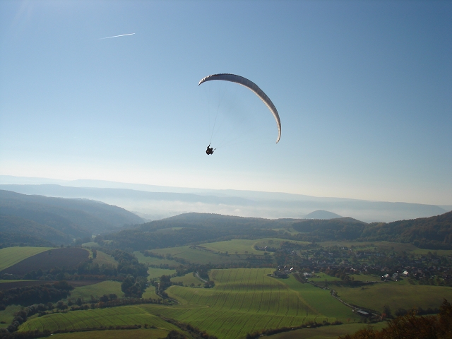 Tolles Wetter 14.10.07.Unten im Tal sieht man den "Großen Leuchtberg" direkt bei Eschwege.Die lange Hangkante hinter bzw. über dem Nebel ist der Hang vom Fluggebiet "Auer Blick/Fliegen um Eschwege"