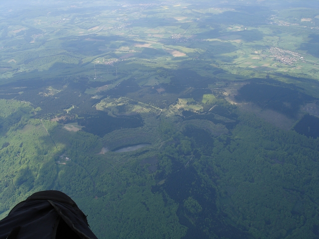 Das Meißnerplateau mit dem ehemaligen Tagebau.Jetzt ein See.In Verlängerung des linken Seeendes sieht man den Startplatz des Drachenflugclubs Meißner.Weiter oben links nochmals die HR Antennenmasten.Übrigens ist der Meißner auch die Heimat von "Frau Holle"