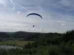 Paragliding Fluggebiet Europa » Deutschland » Rheinland-Pfalz,Hinterweiler,Kurz nach dem Start vom Südstartplatz. Links unten der Kratersee.