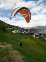 Paragliding Fluggebiet Europa » Italien » Trentino-Südtirol,Watles / Prämajur,Perfekter Start- und Toplandeplatz, der zum Gasthof Watles gehört. Schöner Flugtag  an Pfingsten 05, der Rest war verregnet.