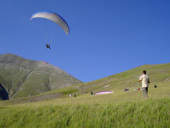 Am Übungshügel Rotonda

Meist hat es guten Wind aus Süd-West, dann ist der Hügel am Besten.

Bild: "dettes" Detlef Hornig