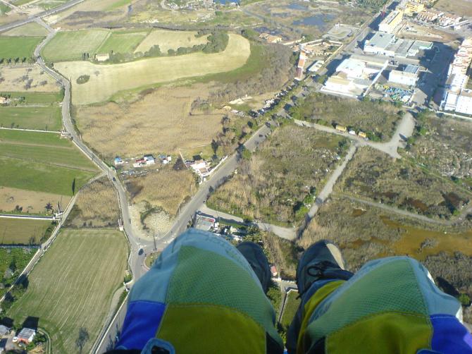 .....Der Landeplatz liegt vor uns, und ist in einem guten Zustand - das Tor ist auf - keine Schafe da...der Windsack fehlt auch hier leider...Die einheimischen Drachenflieger nehmen ein auch wieder mit rauf...