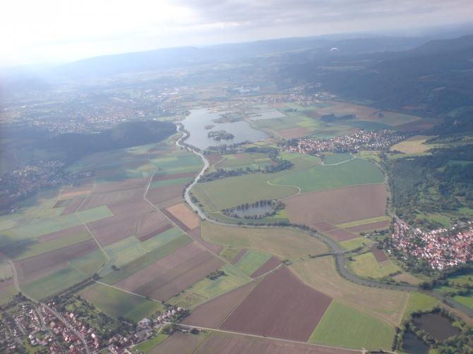 Ein sehr schöner Blick uber den Werratalsee. Der weiße Schirm vor mir ist meyer auf seinem kleinen Streckenflug.